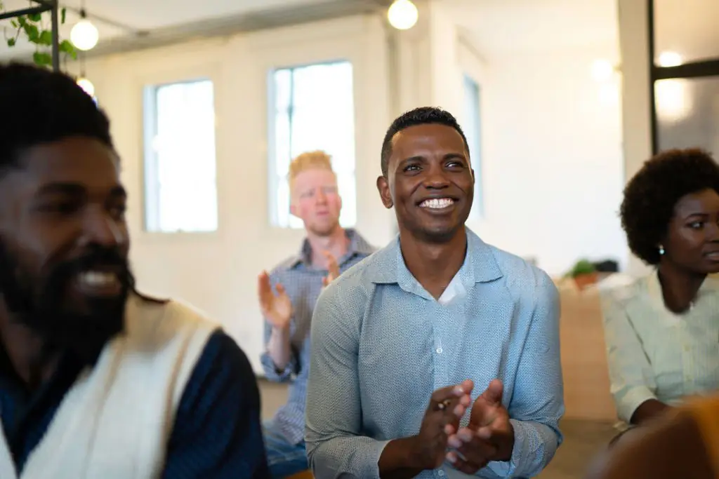 Apprenants qui échangent pendant une session